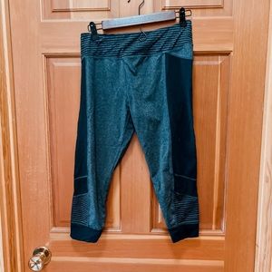 Black and Gray Cropped Athletic Leggings with Back Pocket